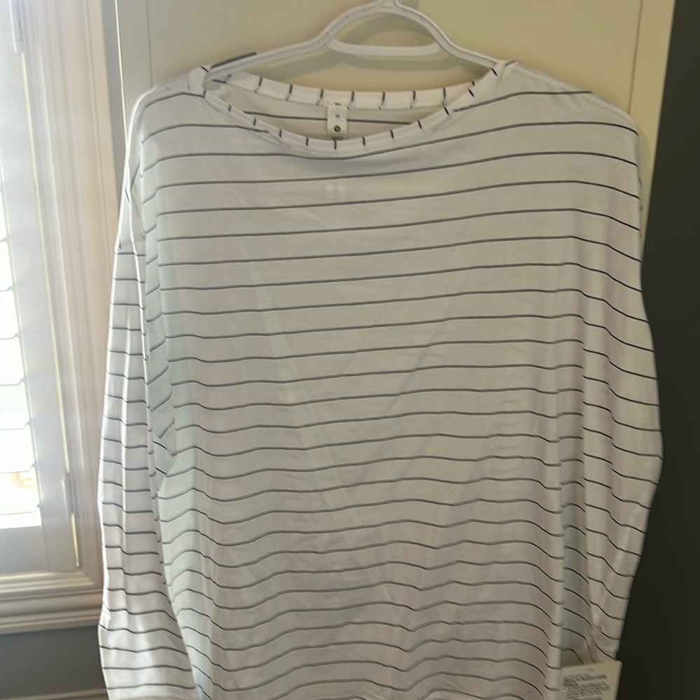 Lululemon back in action NWT l/s shirt. Smoke free home. 30% off 3+ items